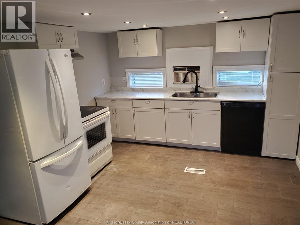 50 Regina, Lakeshore, Ontario  N8N 2P5 - Photo 2 - 25031911