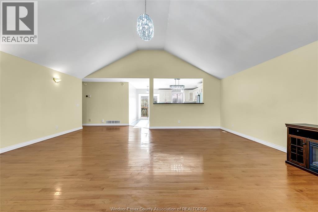 4305 Golfcourse Crescent, Windsor, Ontario  N9G 2P5 - Photo 7 - 25032091