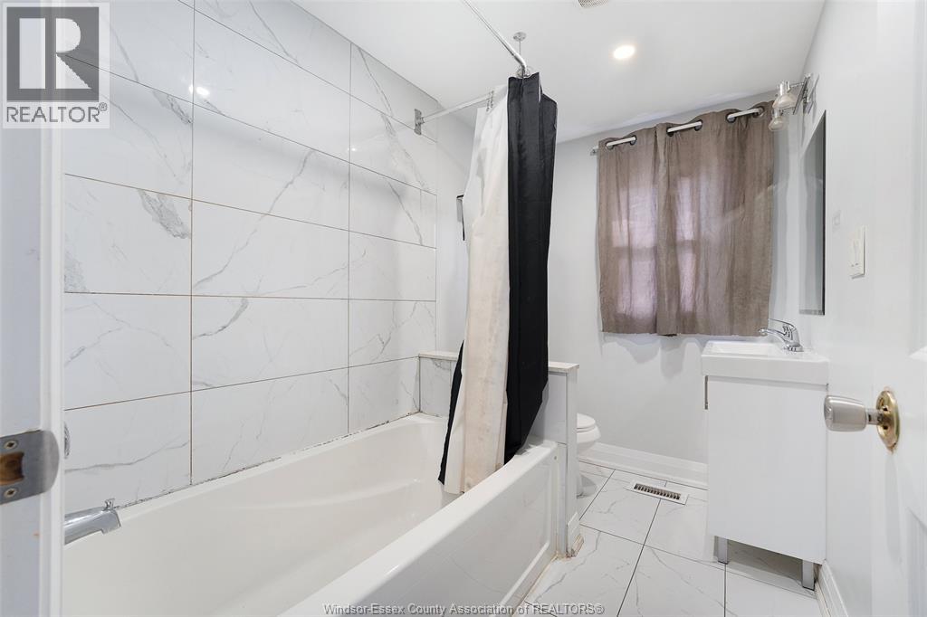 1657 Martindale, Windsor, Ontario  N9B 1G7 - Photo 13 - 26000274