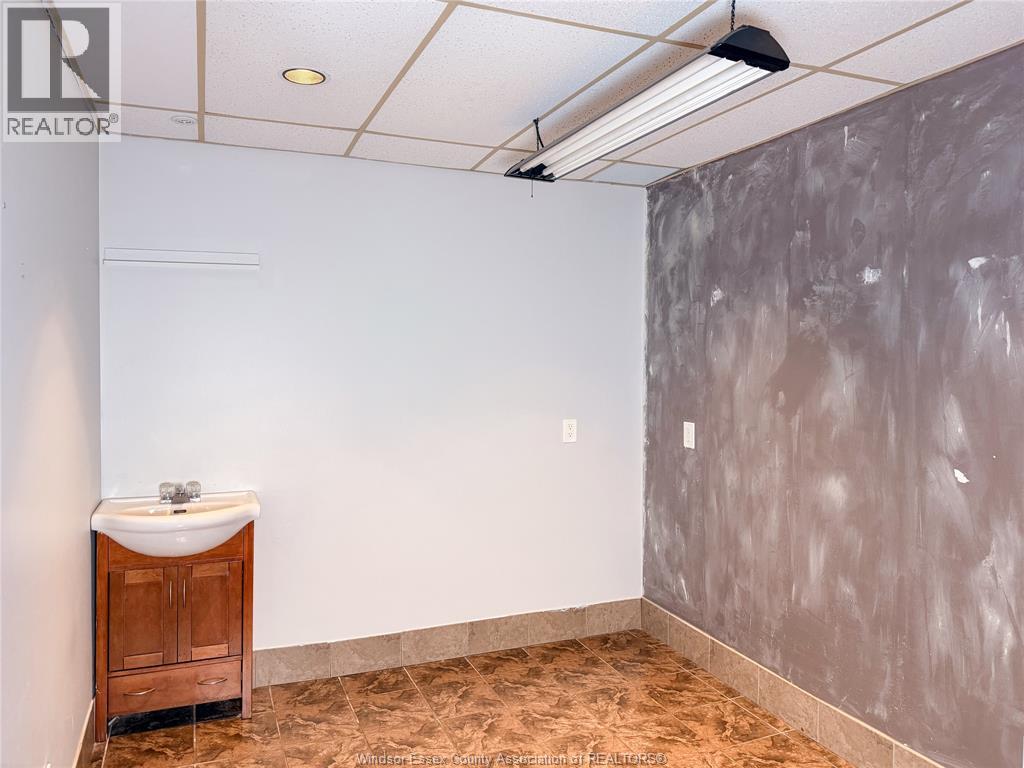 12127 Tecumseh Road East, Tecumseh, Ontario  N8N 1M2 - Photo 11 - 26001018