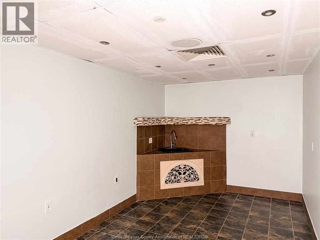 12127 Tecumseh Road East, Tecumseh, Ontario  N8N 1M2 - Photo 7 - 26001018