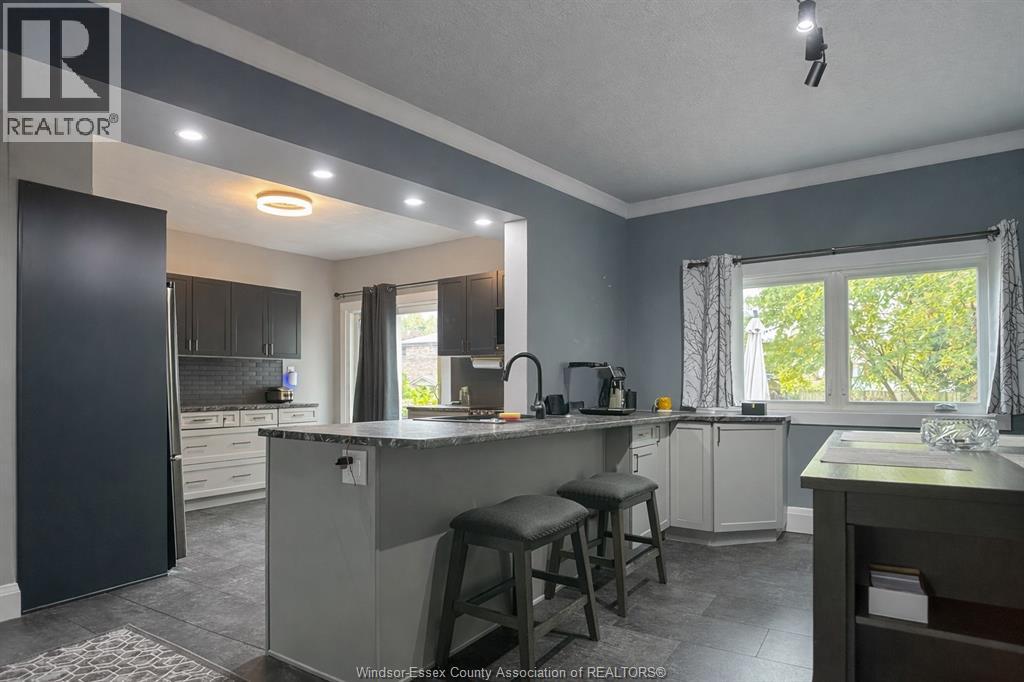 909 Pelissier, Windsor, Ontario  N9A 4L6 - Photo 3 - 26001129