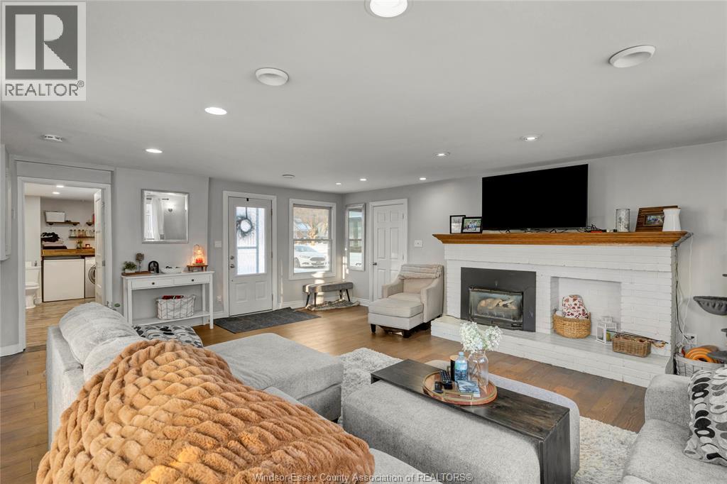 805 Roselawn, Windsor, Ontario  N9E 2B3 - Photo 2 - 26001521