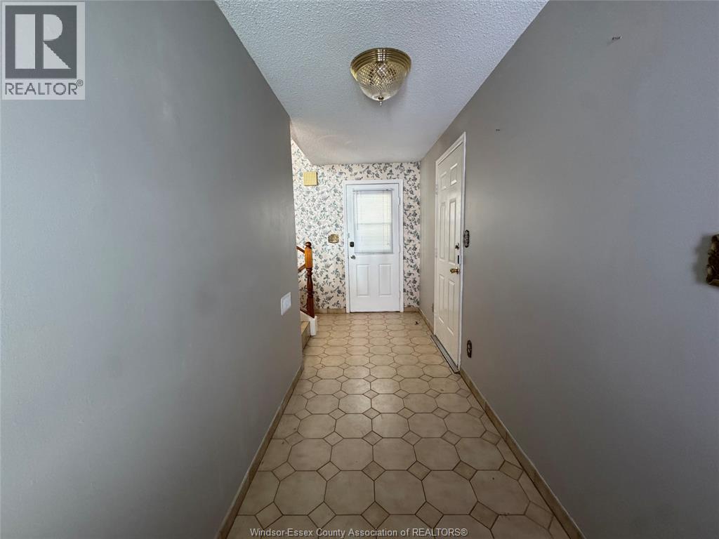 3034 Fazio Drive, Windsor, Ontario  N9E 4G1 - Photo 2 - 26001884