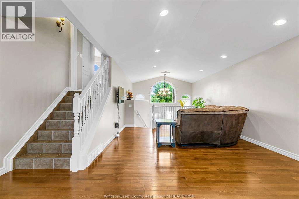 4274 Canberra, Windsor, Ontario  N9G 3E7 - Photo 3 - 26002822