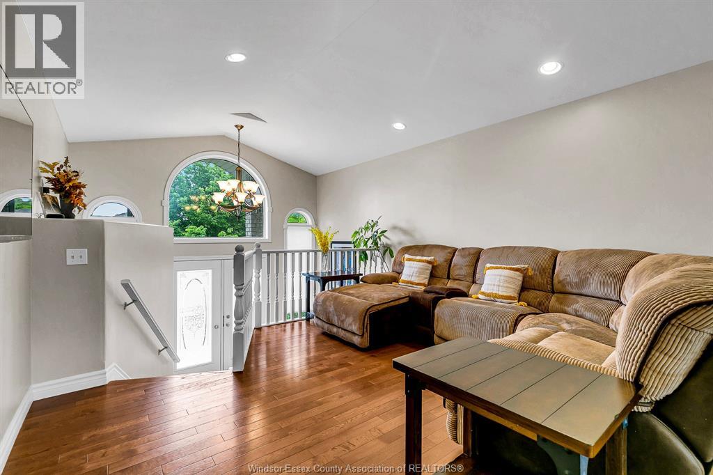 4274 Canberra, Windsor, Ontario  N9G 3E7 - Photo 4 - 26002822