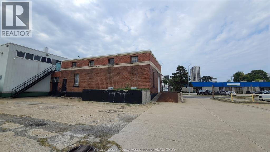 956 Mcdougall, Windsor, Ontario  N9A 3X3 - Photo 3 - 26004070